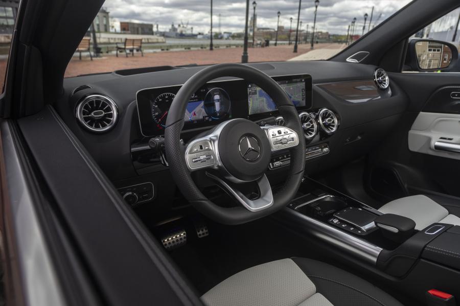Интерьер Mercedes-Benz GLA250 AMG Line (H247) 2020 года  (NA) (фото 63 из 96)